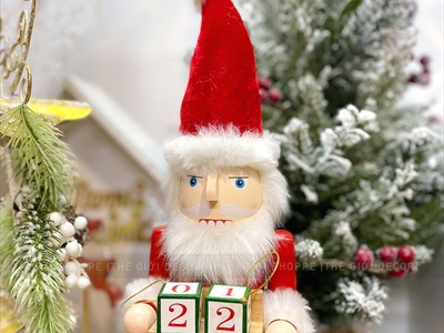 Mô hình Chú lính chì cầm lịch gỗ đếm ngày đến Giáng Sinh C40cm MHDB-XMAS-09